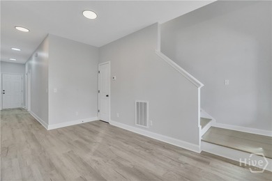 WELCOME HOME TO THIS DOLL HOUSE!!! THIS BEAUTIFUL MIDTOWN HOME - photo 8