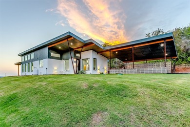 Charming Lake House Retreat with Breathtaking 180 degrees Views - photo 1