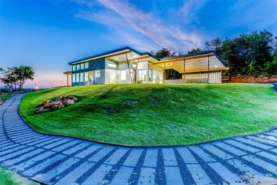 Charming Lake House Retreat with Breathtaking 180 degrees Views - photo 2