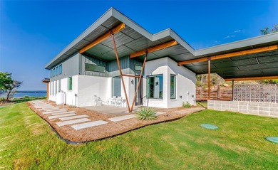 Charming Lake House Retreat with Breathtaking 180 degrees Views - photo 3