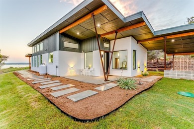 Charming Lake House Retreat with Breathtaking 180 degrees Views - photo 4