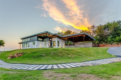 Charming Lake House Retreat with Breathtaking 180 degrees Views - photo 5