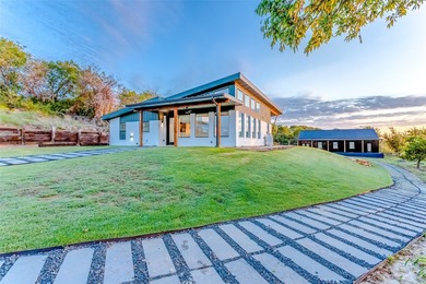 Charming Lake House Retreat with Breathtaking 180 degrees Views - photo 6