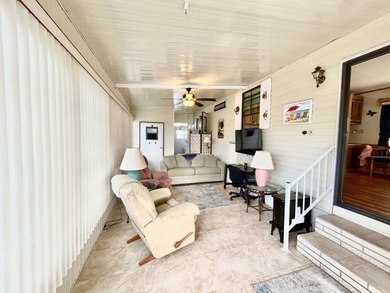 This beautifully maintained one-bedroom, one-bath mobile home - photo 3