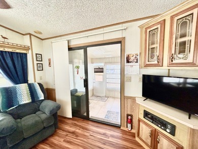 This beautifully maintained one-bedroom, one-bath mobile home - photo 8