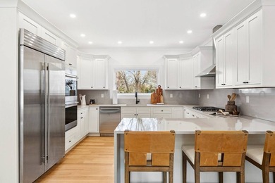 Welcome to this newly renovated, New England-inspired colonial - photo 2