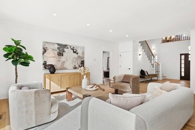 Welcome to this newly renovated, New England-inspired colonial - photo 5