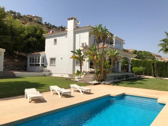 Luxury 5 bedroom villa with pool on Bonalba Golf Resort - photo 1
