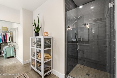 Natural light, soaring bedroom ceilings, and a functional layout - photo 27
