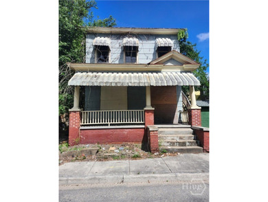 INVESTOR SPECIAL! This 4 bedroom 2 bathroom property can be made - photo 1
