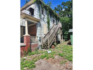INVESTOR SPECIAL! This 4 bedroom 2 bathroom property can be made - photo 2