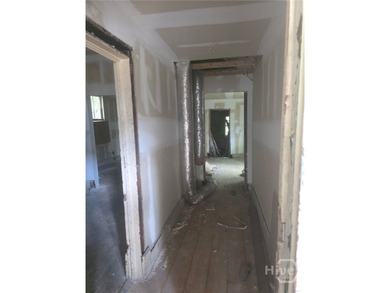 INVESTOR SPECIAL! This 4 bedroom 2 bathroom property can be made - photo 4