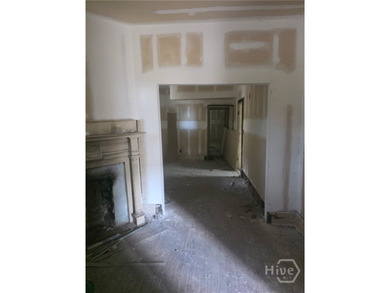 INVESTOR SPECIAL! This 4 bedroom 2 bathroom property can be made - photo 6