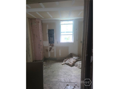 INVESTOR SPECIAL! This 4 bedroom 2 bathroom property can be made - photo 8