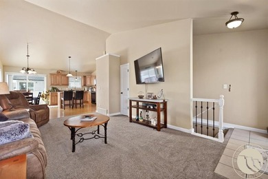 Welcome to 1732 Hesperia, a bright and inviting 3-bedroom, 2 - photo 3