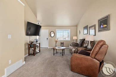 Welcome to 1732 Hesperia, a bright and inviting 3-bedroom, 2 - photo 4