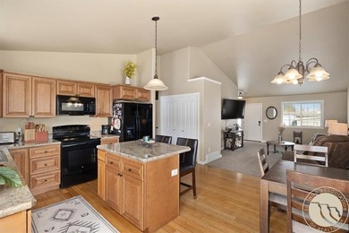 Welcome to 1732 Hesperia, a bright and inviting 3-bedroom, 2 - photo 8