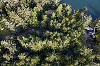 Situated between Woahink and Siltcoos Lakes, this wooded 1 - photo 16