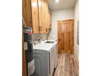 Gorgeous new home near Kettle Falls featuring beautiful custom - photo 33