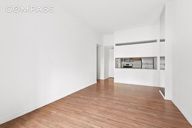 Lofty one bedroom one bathroom apartment in one of Battery Park - photo 3