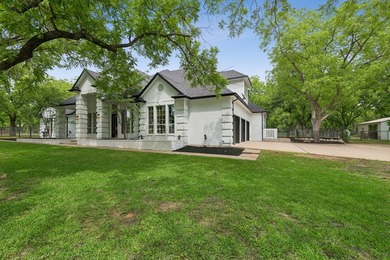 Experience resort-style living in this exceptional estate - photo 3