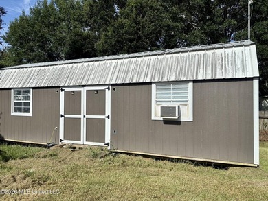 This charming 3 Bedroom/2 Bathroom Cottage-style home is nestled - photo 14