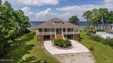 Spectacular beach house located on a 1.4 acre private piece of - photo 2