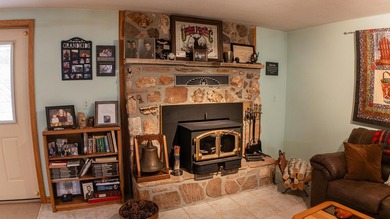 Lake living with lots of space!! WATERFRONT property, a GUEST - photo 13