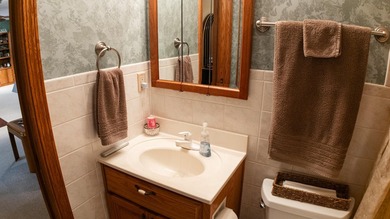 Lake living with lots of space!! WATERFRONT property, a GUEST - photo 21