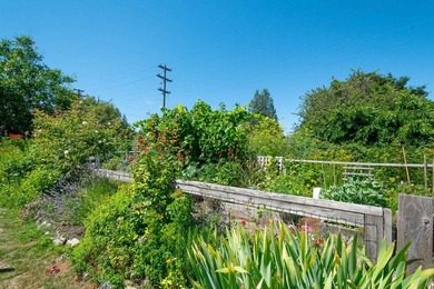 Welcome to this beautifully updated south-facing 1-bedroom home - photo 19