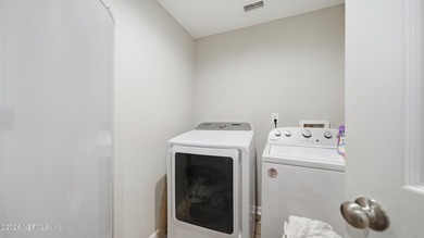 Welcome to this beautifully renovated 4-bedroom, 3-bathroom - photo 16