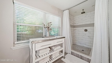 Welcome to this beautifully renovated 4-bedroom, 3-bathroom - photo 24