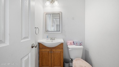 Welcome to this beautifully renovated 4-bedroom, 3-bathroom - photo 32