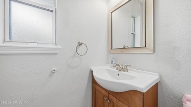 Welcome to this beautifully renovated 4-bedroom, 3-bathroom - photo 33