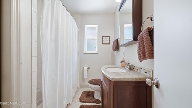 Welcome to this beautifully renovated 4-bedroom, 3-bathroom - photo 35
