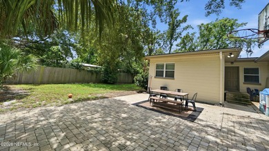 Welcome to this beautifully renovated 4-bedroom, 3-bathroom - photo 38