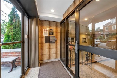 Renovated move in ready Studio located in the Executive House - photo 11