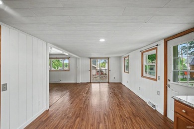 Charming cottage on a double lot with easement access to the - photo 23