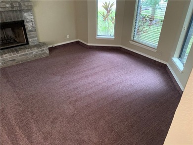 Cute three bedroom with sunken living room with fireplace - photo 18