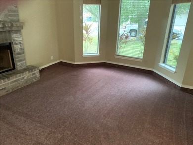 Cute three bedroom with sunken living room with fireplace - photo 22
