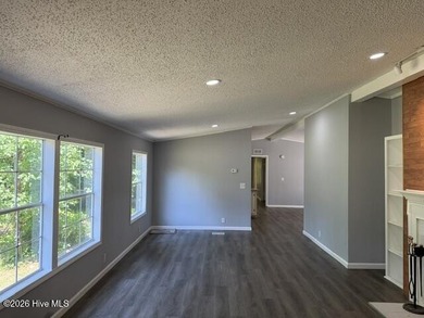 Nestled along the edge of beautiful Lake Sinclair, this recently - photo 15