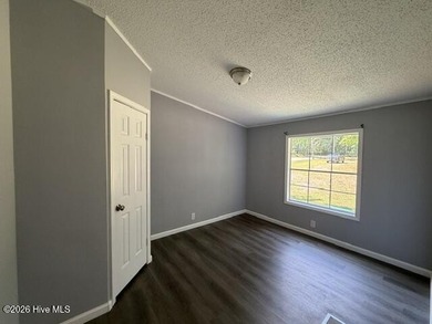 Nestled along the edge of beautiful Lake Sinclair, this recently - photo 29