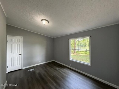 Nestled along the edge of beautiful Lake Sinclair, this recently - photo 31