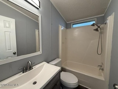 Nestled along the edge of beautiful Lake Sinclair, this recently - photo 32