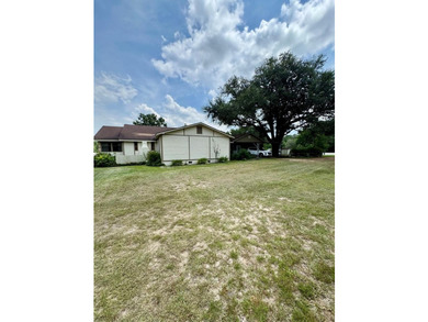 This 3/2 SWGA home is centrally located 10 miles south of - photo 35