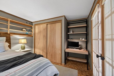 Welcome to your private Hayden Lake retreat, where timeless - photo 42