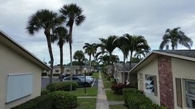 Totally remodeled corner unit in a beautiful Cresthaven - photo 3