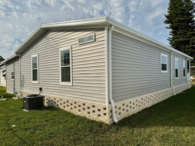 This new Skyline champion home is a 3 bed/2 bath. This home has - photo 12