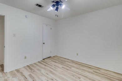 Spacious 3-bedroom, 2-bath home freshly updated and move-in - photo 16