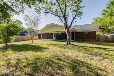 Spacious 3-bedroom, 2-bath home freshly updated and move-in - photo 20